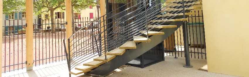 Escalier hélicoïdal et garde-corps d’un groupe scolaire