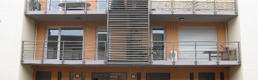 Garde-corps et persiennes sur balcon à L’Arbresle