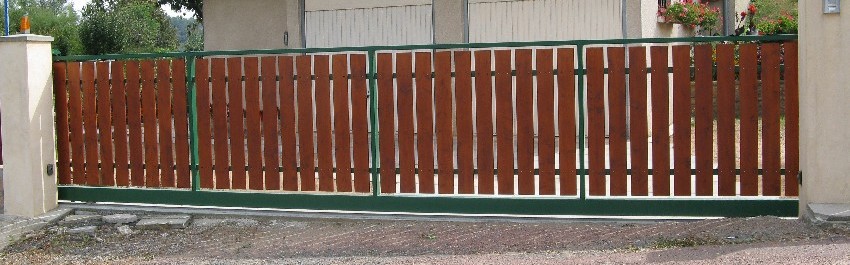 Portail coulissant avec habillage bois