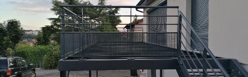Terrasse métallique avec escalier